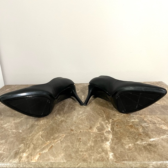 🎉HP🎉 Calvin Klein Pointed Heels Black W/ Gold Tone Logo Accent - Picture 4 of 8